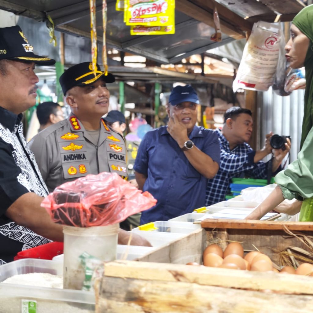 Kapolresta Pati Bersama Forkopimda Blusukan ke Pasar Cek Harga Pangan Jelang Nataru