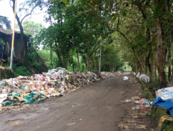 Tumpukan Sampah Mengular di Sepanjang Jalan Pintu Masuk TPA Sukoharjo Pati