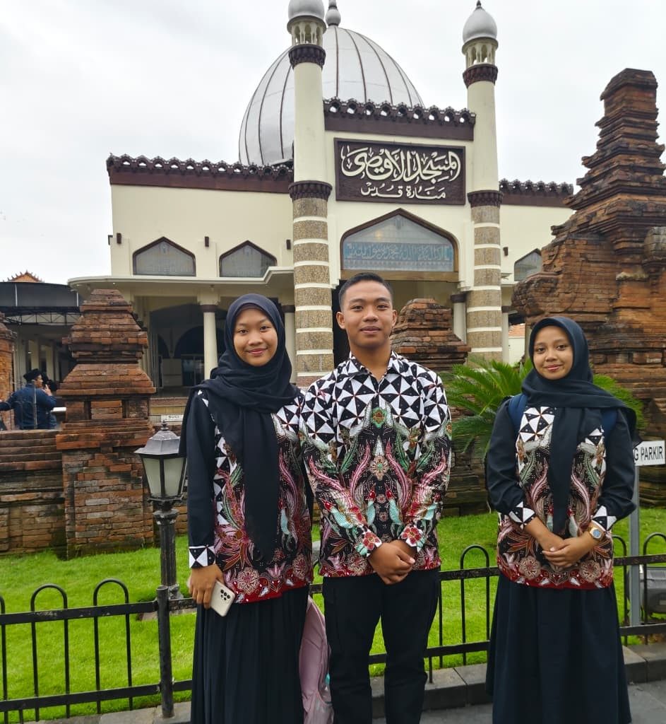 Keren, Pertama ikut Lomba K-12 Paper and Poster Competition di Universitas Indonesia, Tim LKTI MAN 2 Kudus Raih Favorite Poster dan 2nd Runner Up
