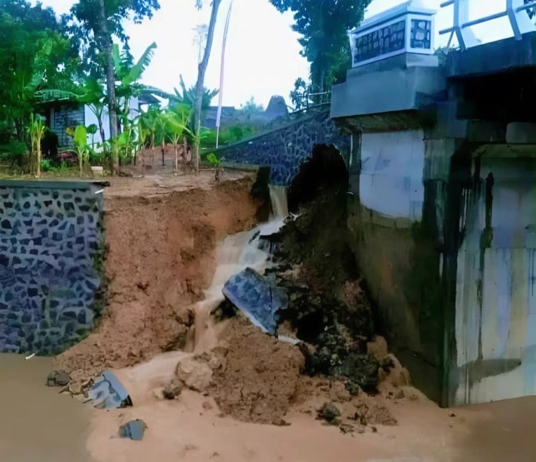 Tanggung Jawab Kontraktor Dipertanyakan: Jembatan Pelemgede Pati Ambrol Kualitasnya Disorot