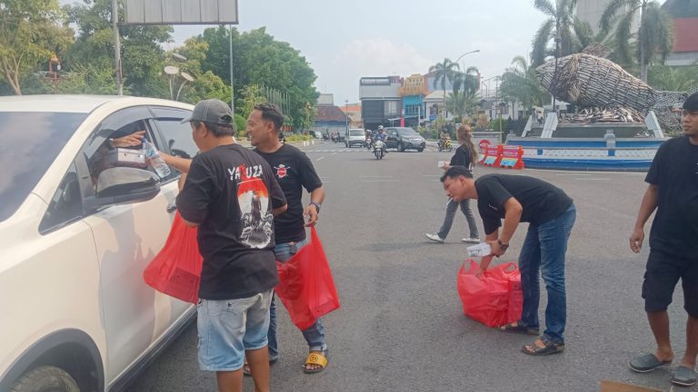 Yakuza Farm Tebar Kebaikan di Simpang Lima Pati