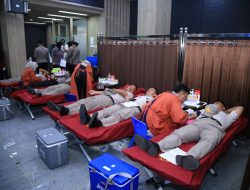 Peringatan hari humas polri ke 74 polres Karanganyar peringati dengan selenggarakan donor darah. (Portalljateng/Hds)