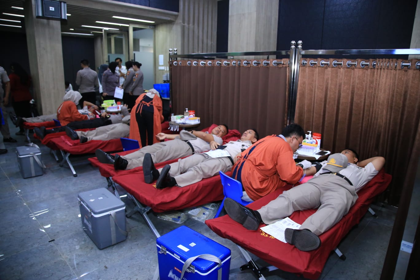 Peringatan hari humas polri ke 74 polres Karanganyar peringati dengan selenggarakan donor darah. (Portalljateng/Hds)