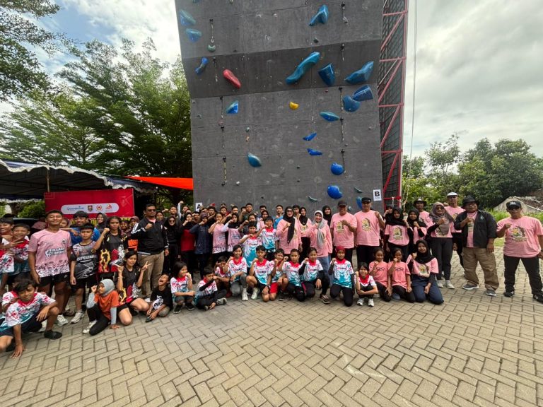 Panitia, peserta dan Forkopimda pada kegiatan upacara pembukaan Popda panjat tebing Kabupaten Boyolali dan Sirkuit panjat tebing Solo Raya di depan Wall Climbing FPTI Boyolali (Portalljateng/Hds)