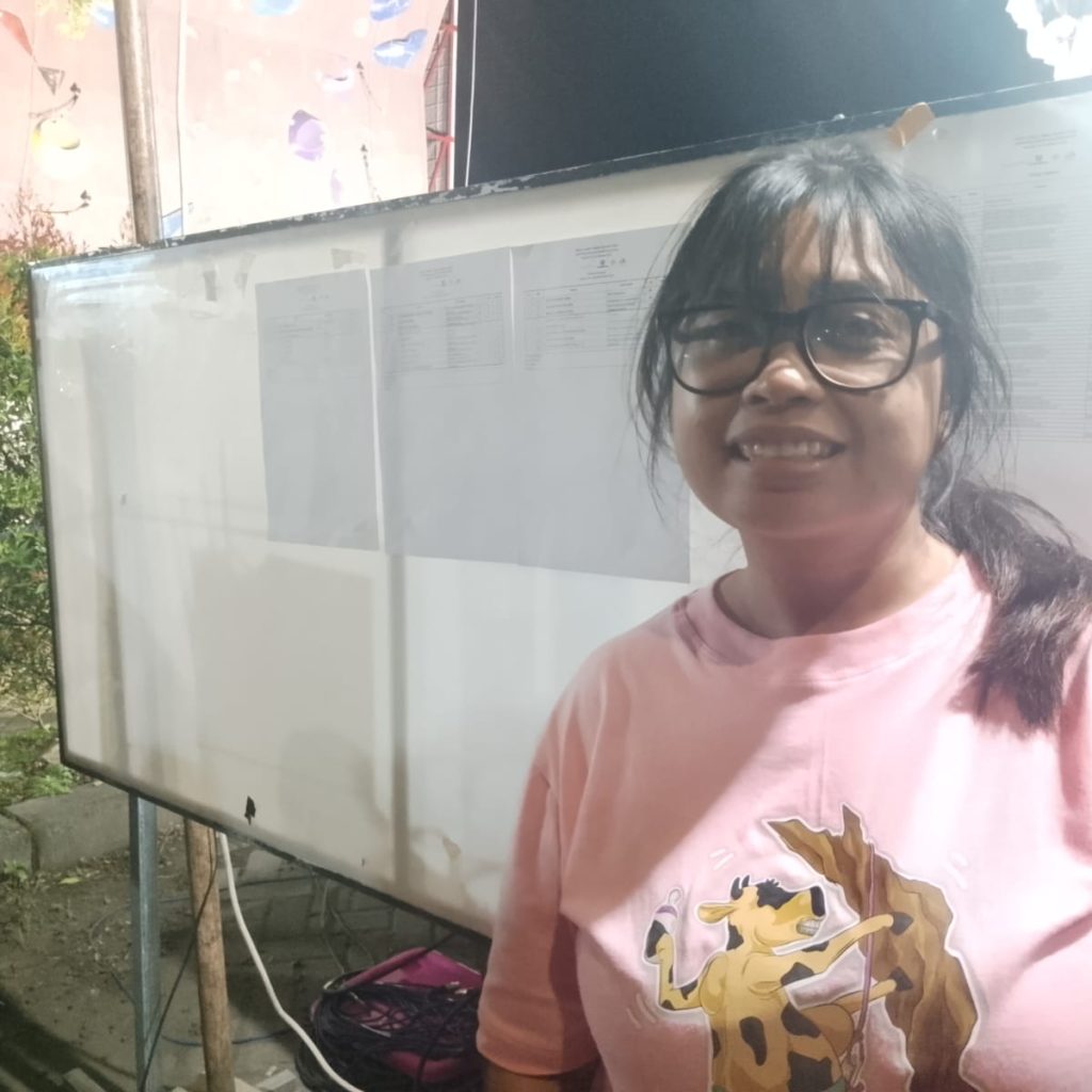 Foto: Presiden Jury SPT Soloraya Enzianata setelah usai umumkan pemenang di depan papan pengumuman (Portalljateng/Hds)