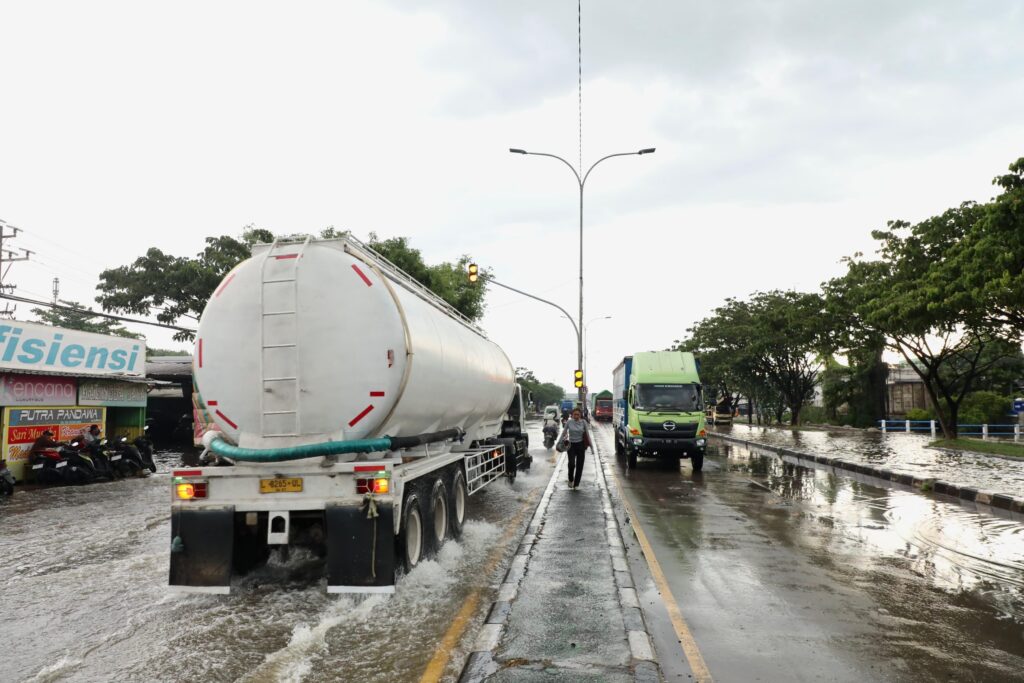 Gubernur Jawa Tengah,Ahmad Luthfi, memastikan bahwa upaya penanganan banjir di Kota Semarang dan Kabupaten Demak telah dilakukan secara intensif dan berkelanjutan