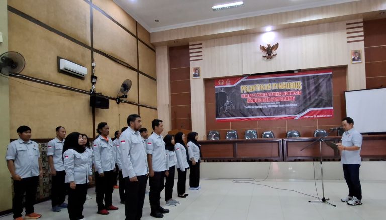 Foto : Ketua Umum FPTI Jawa Tengah Abdul Hamid membacakan sumpah janji pengurus baru FPTI Kabupaten Semarang periode 2025 - 2029.(Poetalljateng/Hds)