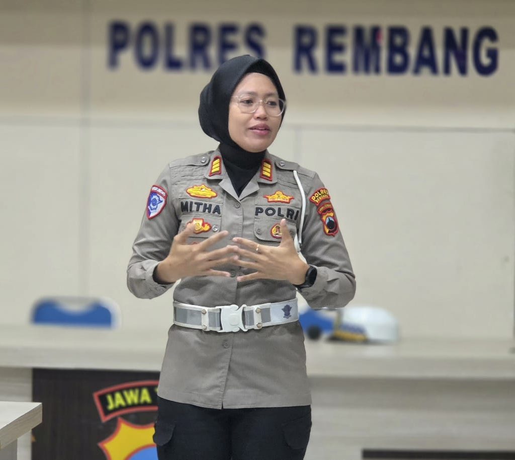 Kasat Lantas Polres Rembang, AKP Ryan Mitha P, S.Tr.K, S.I.K., mengadakan pertemuan dengan anggota Saka Bhayangkara Kwartir Cabang Rembang di Aula Satlantas Rembang