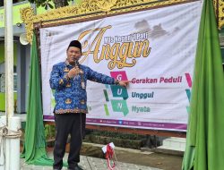 Kepala MTsN 1 Pati, Wahyu Hidayat meluncurkan ANGGUN sebagai tagline terbaru di Hari Sumpah Pemuda 2025.(Portalljateng/MTsN 1 Pati)