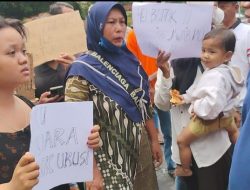 AMPB Digeruduk! Keluarga Tahanan Demo 13 Agustus 'Kepung' Posko, Tuntut Tanggung Jawab