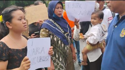AMPB Digeruduk! Keluarga Tahanan Demo 13 Agustus 'Kepung' Posko, Tuntut Tanggung Jawab