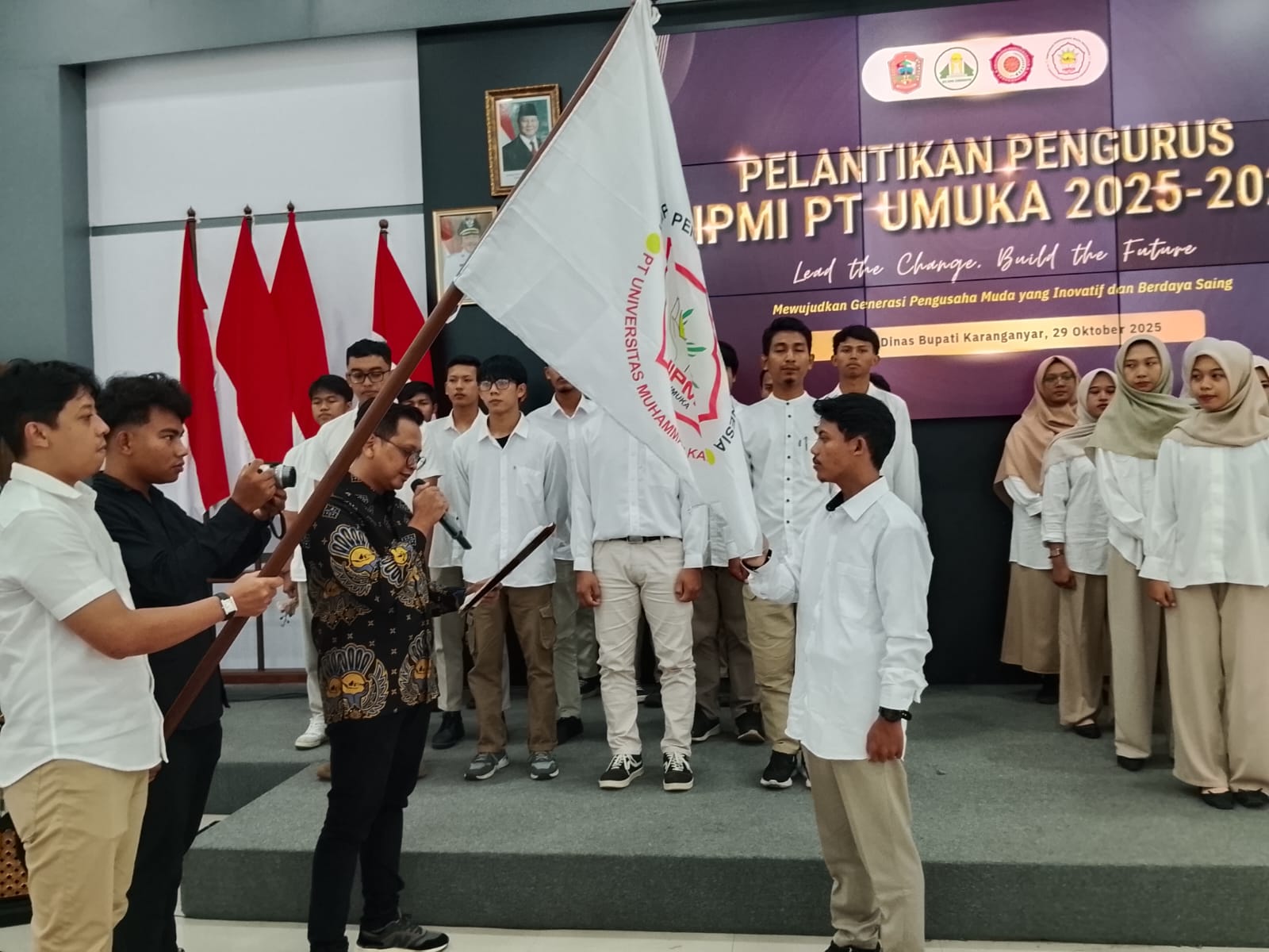 Ketua HIPMI BPD Karanganyar Hervan ambil sumpah janji 44 pengurus HIPMI PT UMUKA