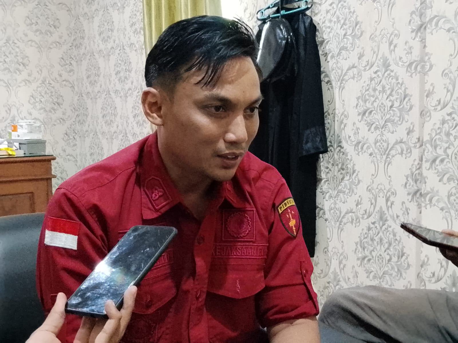 Kasi pidsus Kejari Karanganyar Hartanto berikan keterangan hasil sidang lanjutan tindak pidana korupsi masjid Agung Madaniyah di ruang kerjanya kepada wartawan