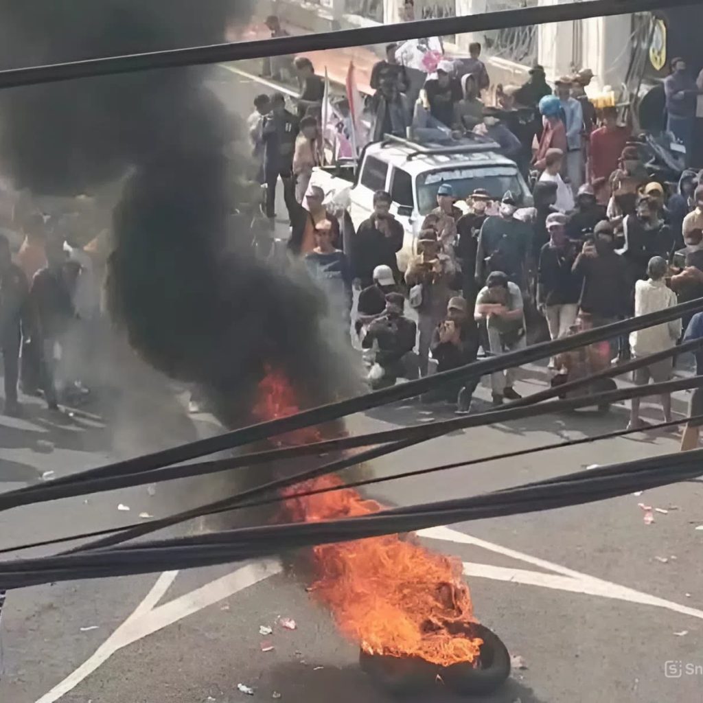 Massa 500 Orang Bakar Ban di Alun-Alun Pati Dekat Ribuan Polisi