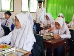 Makan Bergizi Gratis Sambut Siswa MTsN 2 Pati