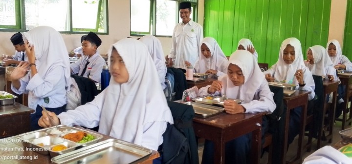 Makan Bergizi Gratis Sambut Siswa MTsN 2 Pati