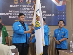 Ketua terpilih DPD KNPI Karanganyar Boby Aditia Putra Terima Panji Kepemudaan KNPI dari Ketua Demisioner Aan Shopuanudin