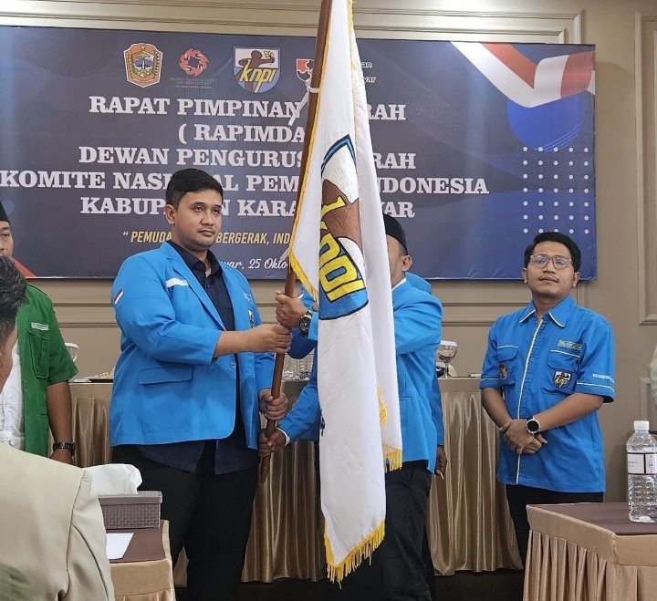 Ketua terpilih DPD KNPI Karanganyar Boby Aditia Putra Terima Panji Kepemudaan KNPI dari Ketua Demisioner Aan Shopuanudin