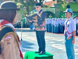 Foto: Upacara memperingati Hari Sumpah Pemuda, Kepala MAN 2 Kudus, Ali Musyafak apresiasi siswa berprestasi.(Portallajteng/MAN 2 Kudus)