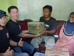 Ketua Yakuza Farm Pati, Aris Sutiyono akrab dipanggil Nyaksu memberikan donasi kepada keluarga.