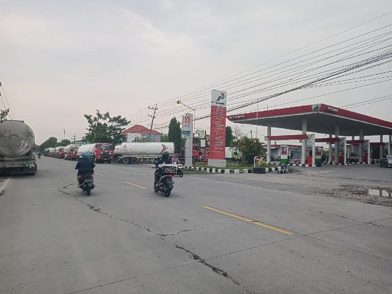 MENGUAK KEBOCORAN: Pertamina Patra Niaga Diduga Abai, Truk Besar Bebas Pesta Solar Subsidi di Bojonegoro