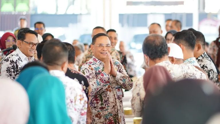 Bupati Pati, Sudewo, meminta seluruh komponen masyarakat bersatu dan tidak lagi terkotak-kotak oleh perbedaan politik.