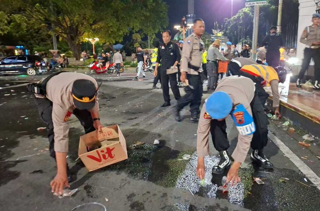 Polresta Pati dan BKO Polda Jawa Tengah segera melakukan aksi gotong royong membersihkan lokasi aksi