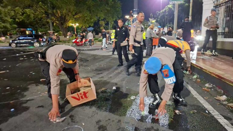 Polresta Pati dan BKO Polda Jawa Tengah segera melakukan aksi gotong royong membersihkan lokasi aksi