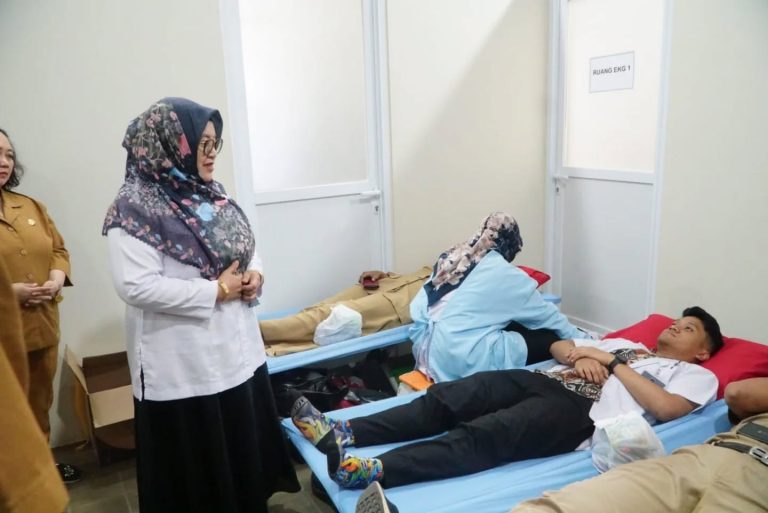 Ketua PMI Pati Atik Kusdarwati pantau kegiatan donor darah RSUD RAA Soewondo.