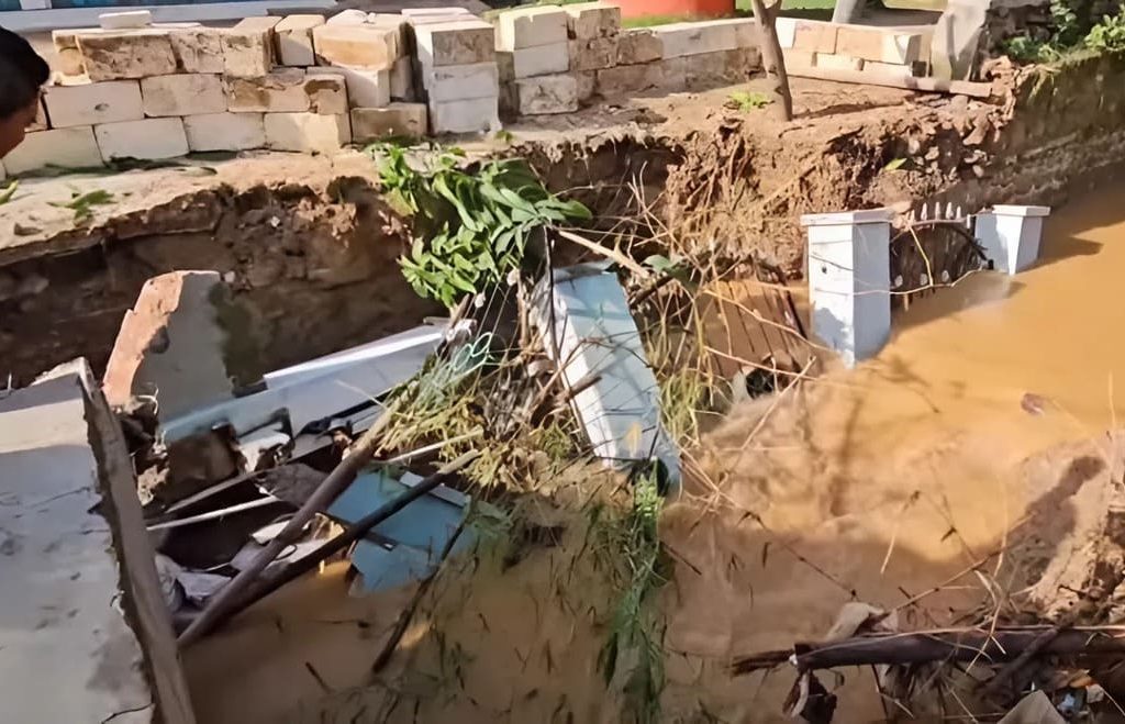 Foto: Tanggul Sungai Widodaren di Desa Ketitangwetan, Batangan, Pati, dilaporkan kembali ambrol.(Portalljateng/Hil)