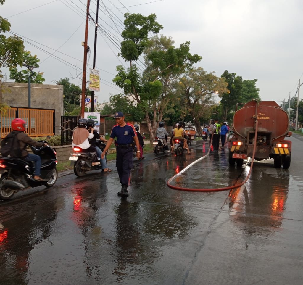 Foto: Tumpahan bahan bakar jenis solar di kawasan Alun-Alun Kembang Joyo, Pati dibersihkan tim gabungan. (Portalljateng/Yn)