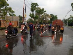 Foto: Tumpahan bahan bakar jenis solar di kawasan Alun-Alun Kembang Joyo, Pati dibersihkan tim gabungan. (Portalljateng/Yn)