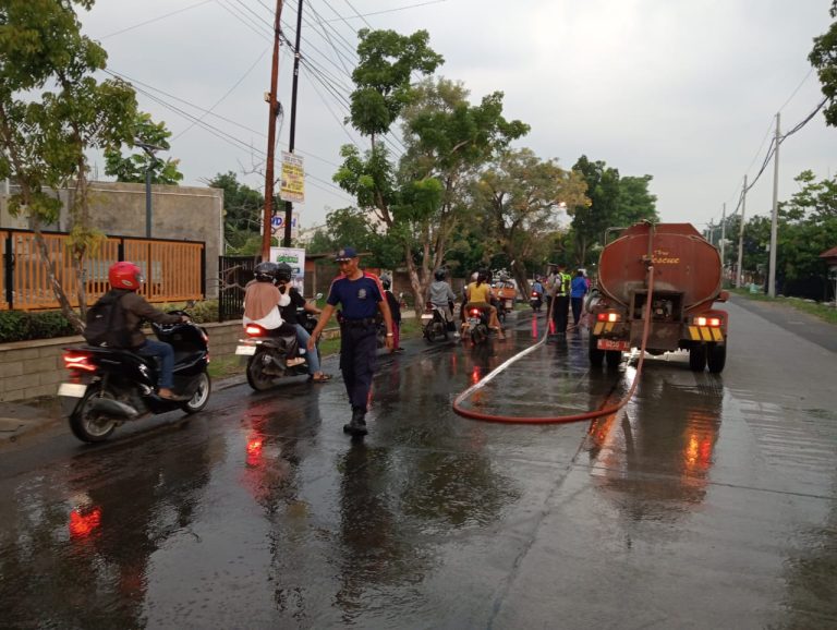Foto: Tumpahan bahan bakar jenis solar di kawasan Alun-Alun Kembang Joyo, Pati dibersihkan tim gabungan. (Portalljateng/Yn)