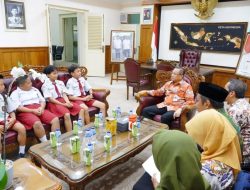Foto: Bupati Pati Sudewo, secara langsung menerima audensi tujuh siswa SD berprestasi di ruang kerja.(Portalljateng/Hil) ‎