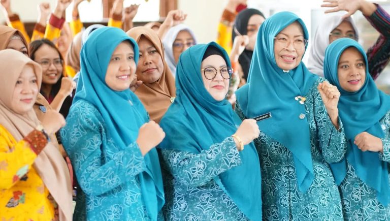 Ketua TP PKK, Atik Kusdarwati Sudewo, tim ini melaksanakan monitoring dan evaluasi (Monev) secara menyeluruh terhadap penyelenggaraan administrasi 10 Program Pokok PKK.