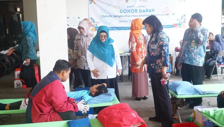 Foto: Atik Sudewo, Ketua PMI Kabupaten Pati,hadir dalam kegiatan donor darah, Peringatan Hari Kesehatan Nasional (HKN) ke-61 di Kabupaten Pati.(Portalljateng/Hil)