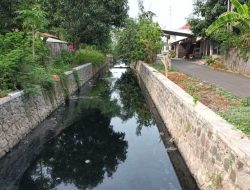 Foto: Aliran sungai yang diduga telah tercemar limbah pabrik gula.(Portalljateng/Hil)