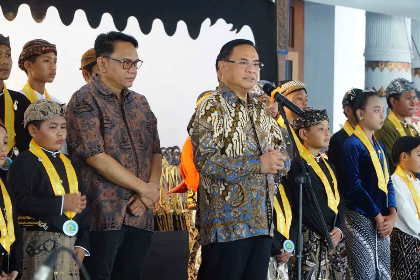 Foto: Bupati Pati Sudewo, didampingi Wakil Bupati Risma Ardhi Chandra pertunjukan 20 dalang cilik, dalam rangka memperingati Hari Wayang Dunia.(Portalljateng/Hil)