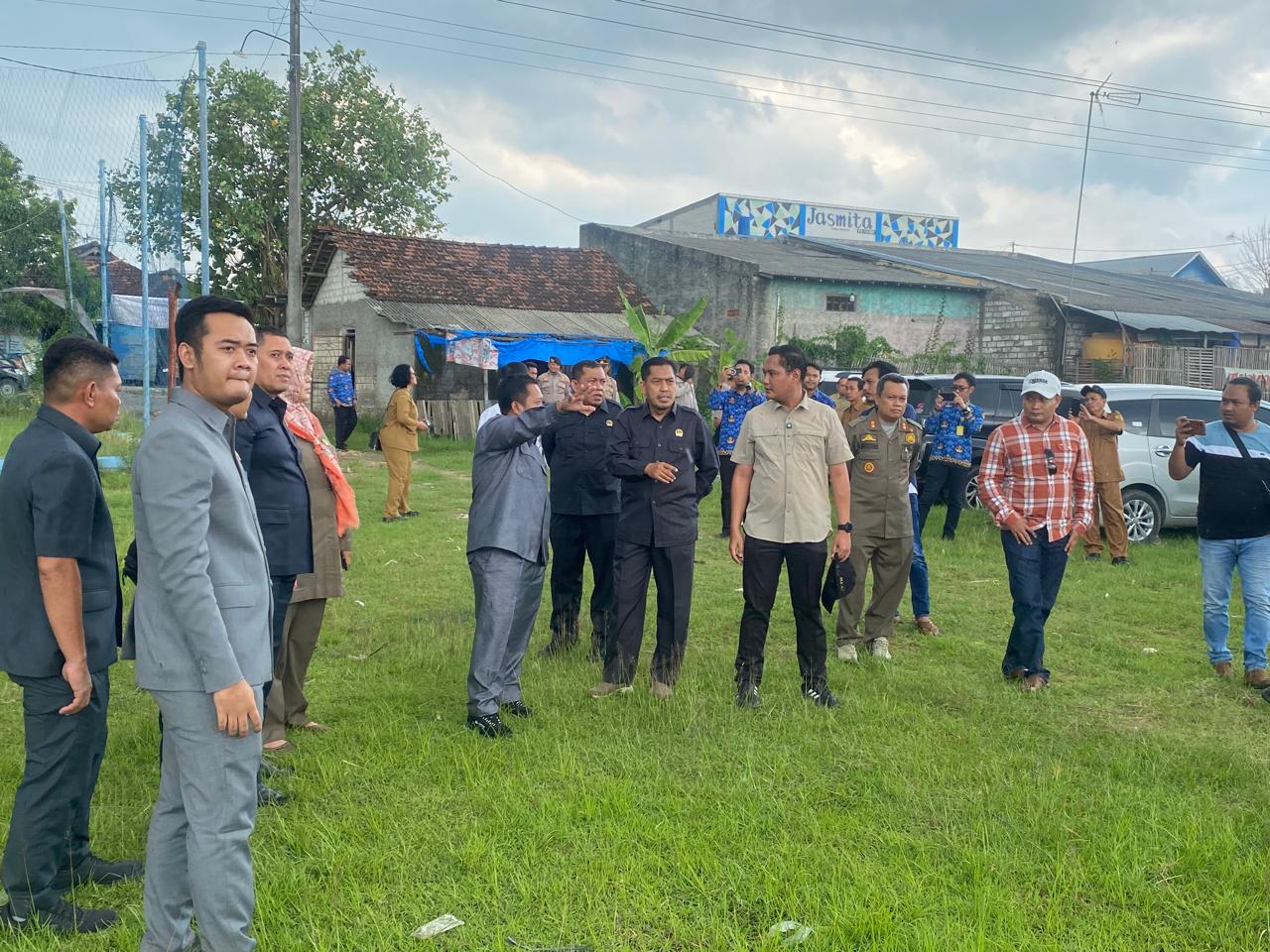 Foto: DPRD Pati cek lokasi Kunjungan ini memeriksa fisik lokasi yang direncanakan sebagai lahan Rumah Sakit Bhayangkara, Desa Tambahmulyo, Kecamatan Jakenan.(Portalljateng/Hil)