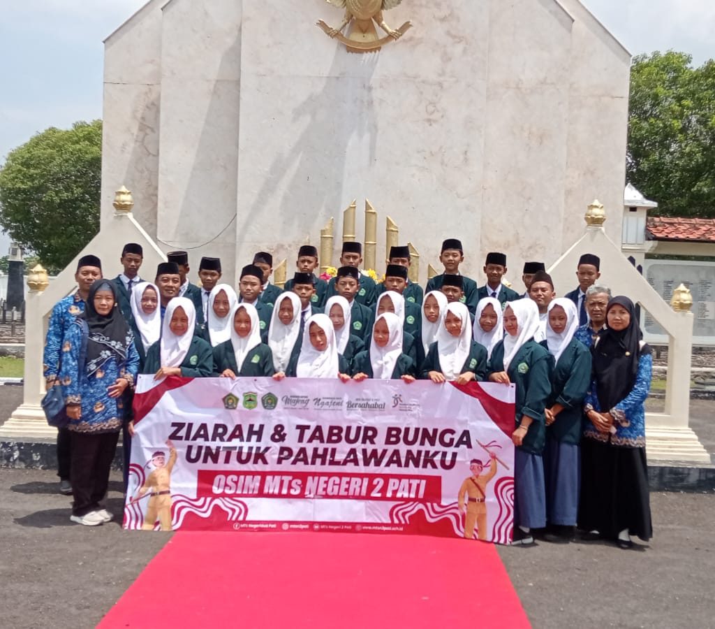 Foto: MTsN 2 Pati, ziarah dan tabur bunga di Taman Pahlawan Puri, Kabupaten Pati.(Portalljateng/Adm)