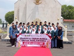 Foto: MTsN 2 Pati, ziarah dan tabur bunga di Taman Pahlawan Puri, Kabupaten Pati.(Portalljateng/Adm)