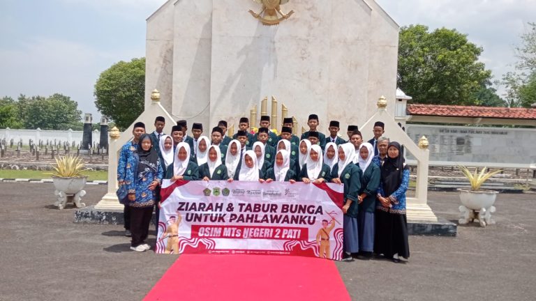 MTsN 2 Pati Ajak Siswa Ziarah di Taman Makam Pahlawan Puri Pasca Upacara Hari Pahlawan