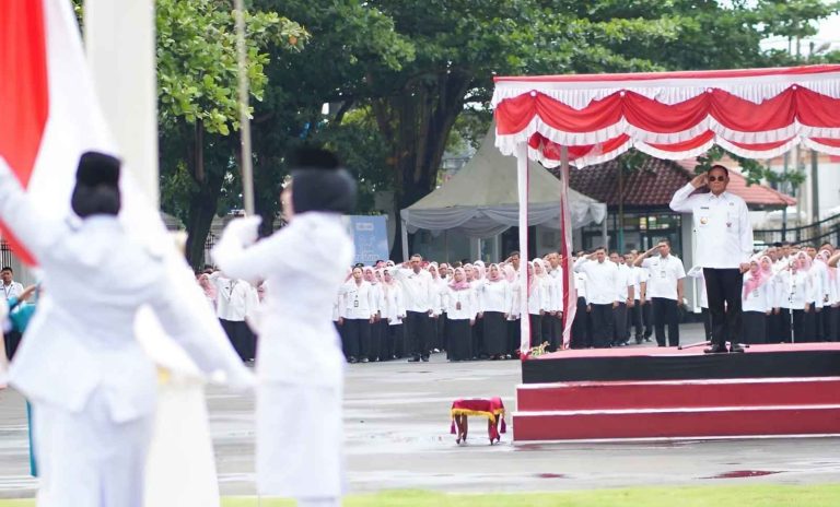 Foto: Bupati Pati Sudewo memimpin upacara peringatan Hari Kesehatan Nasional (HKN) ke-61 di halaman Setda Kabupaten Pati.(Portalljateng/Hil)
