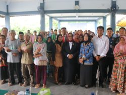 Foto: Bupati Blora Hj. Sri Setyorini, penyerahan BLT Dana Bagi Hasil Cukai Hasil Tembakau kepada penerima manfaat.(Portalljateng/Hil)