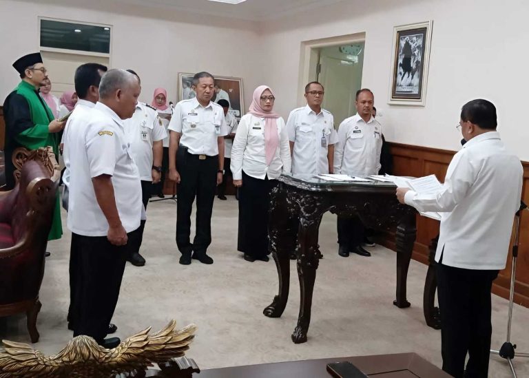 Foto: Bupati Pati Sudewo, lanti dan pengambilan sumpah jabatan kelima kepala dinas.(Portalljateng/Hil)