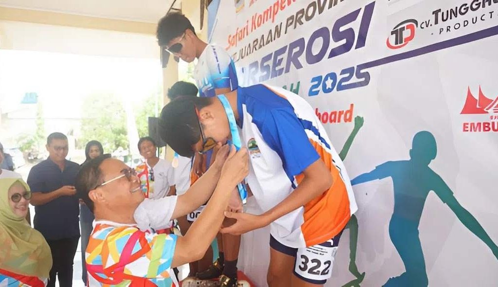 Foto: Bupati Pati Sudewo menyerahkan medali di Kejurprov sepatu roda dan skatebord di Venue Perserosi Satdion Joyokusumo Pati.(Portalljateng/Hil)