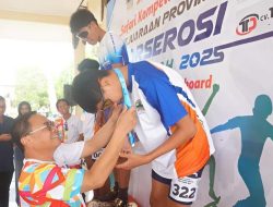 Foto: Bupati Pati Sudewo menyerahkan medali di Kejurprov sepatu roda dan skatebord di Venue Perserosi Satdion Joyokusumo Pati.(Portalljateng/Hil)