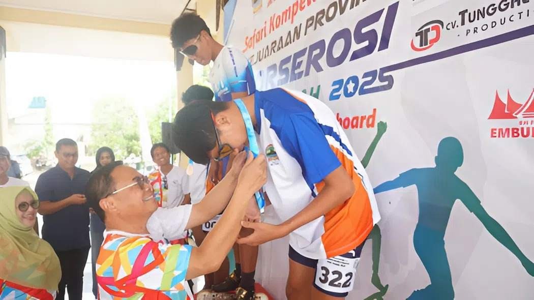 Foto: Bupati Pati Sudewo menyerahkan medali di Kejurprov sepatu roda dan skatebord di Venue Perserosi Satdion Joyokusumo Pati.(Portalljateng/Hil)