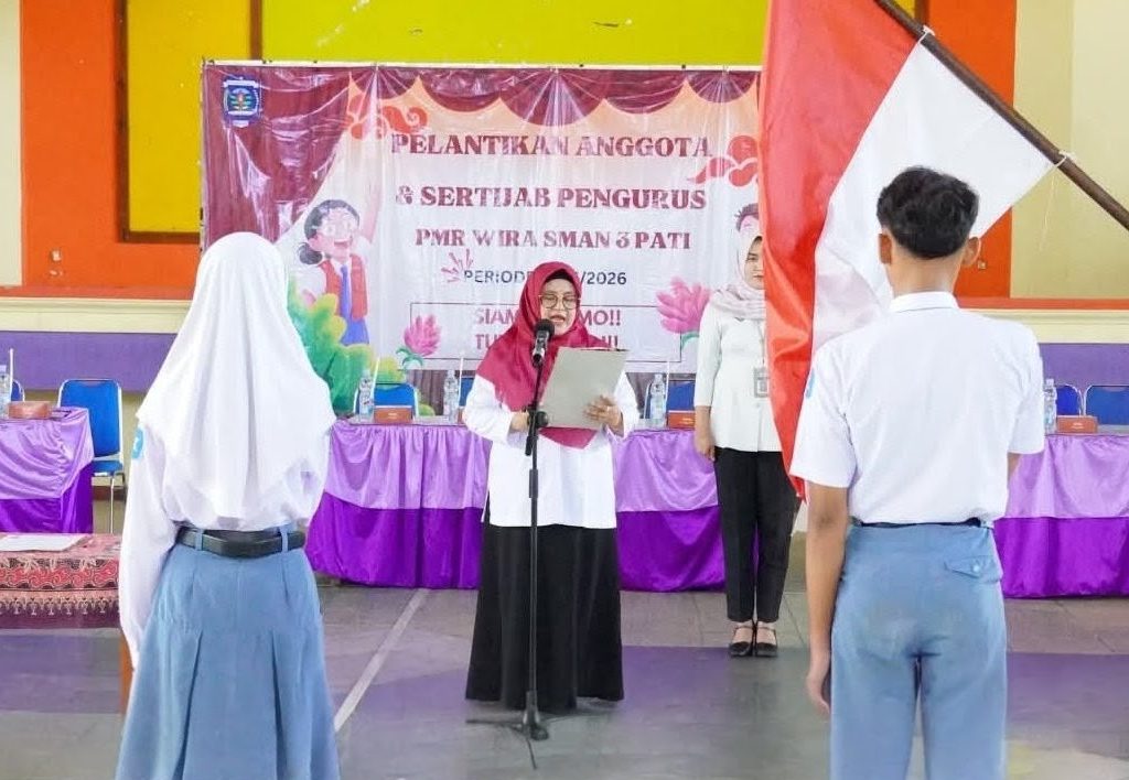 Foto : Ketua PMI Kab.Pati, Atik Kusdarwati Sudewo, mengukuhkan anggota Palang Merah Remaja (PMR) tingkat Wira Unit Sekolah Menengah Atas (SMA) Negeri 3 Pati untuk masa bakti 2025–2026.(Portalljateng/Dns)