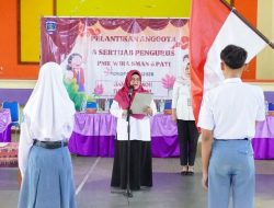 Foto : Ketua PMI Kab.Pati, Atik Kusdarwati Sudewo, mengukuhkan anggota Palang Merah Remaja (PMR) tingkat Wira Unit Sekolah Menengah Atas (SMA) Negeri 3 Pati untuk masa bakti 2025–2026.(Portalljateng/Dns)